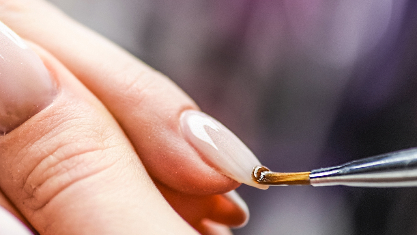 Aplicação do gel de alto brilho UV de manicure francesa de marca privada